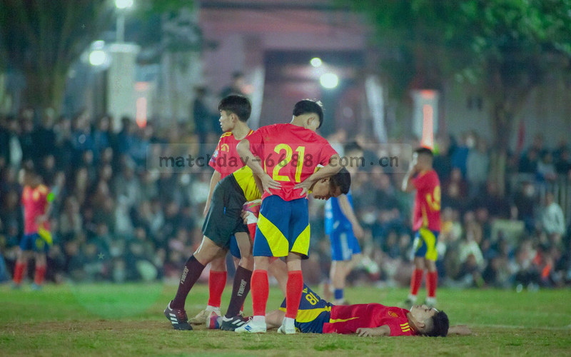 夜间灯光下草坪割纹与白色边线交错的球场特写